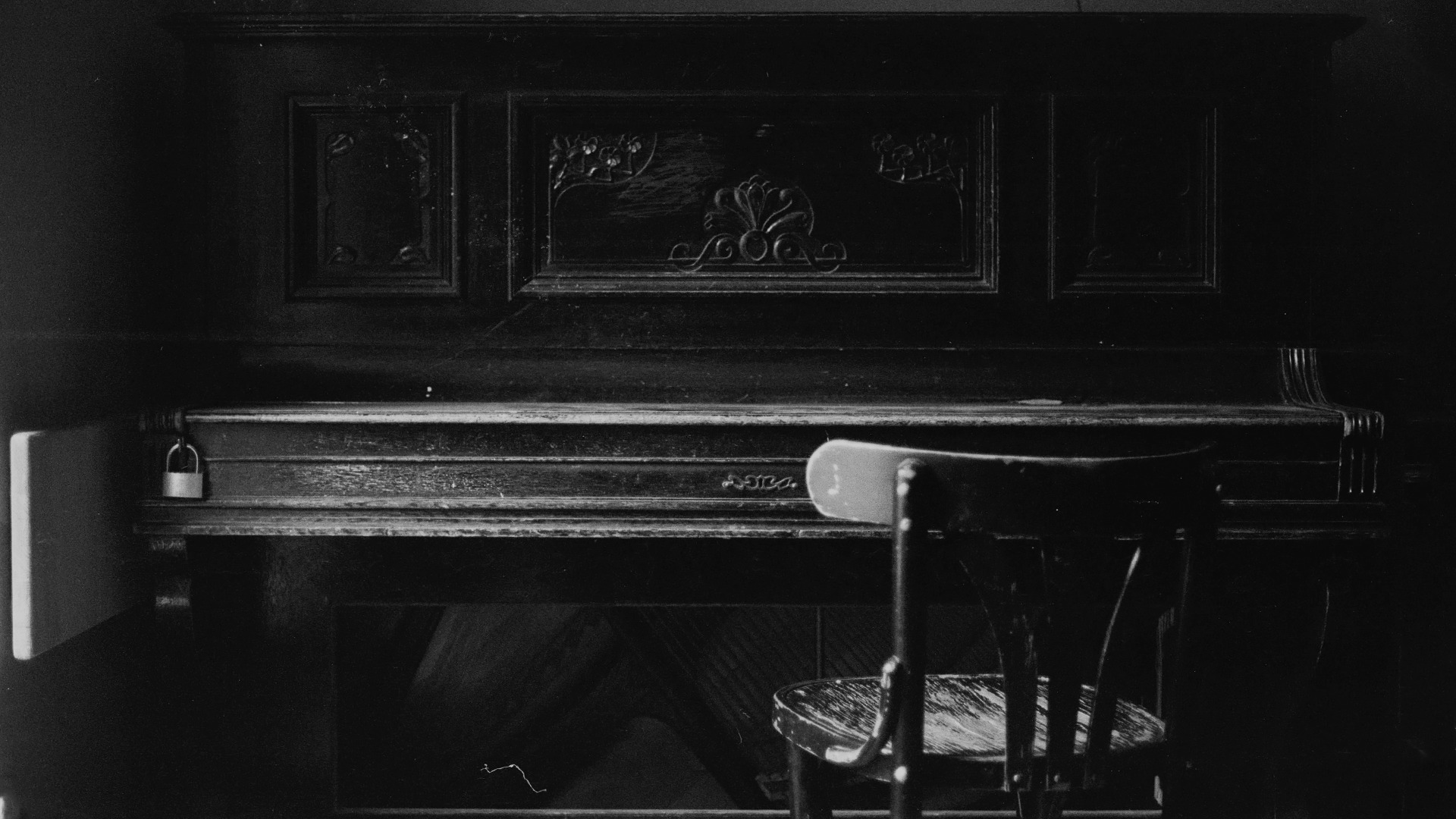 290-2908776_dark-piano-background-hd